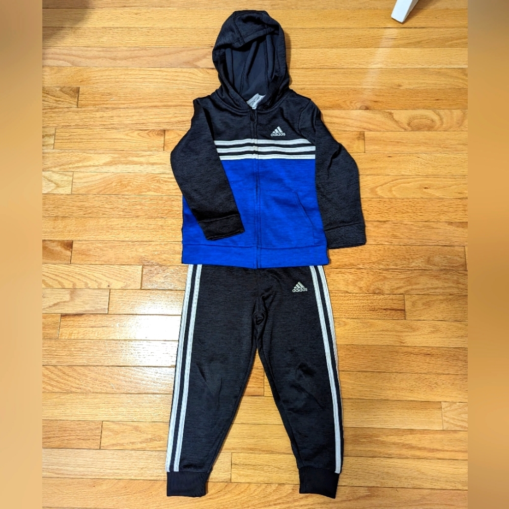 Boys Adidas Size 5 Track Suit